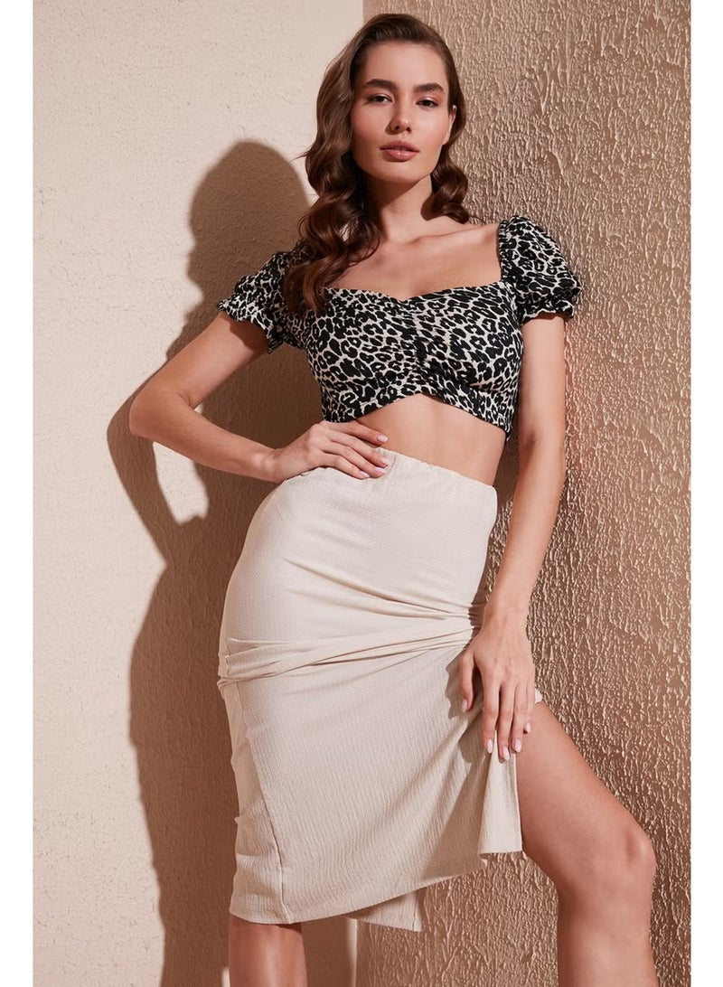 Lela بلوزة نسائية بقصة ضيقة مع تفاصيل طية قلبية وقصة قصيرة 5865601 - Image 2